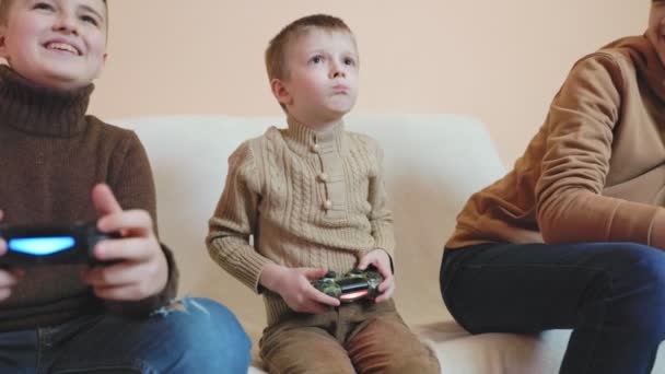 Niños jugando videojuegos — Vídeo de stock