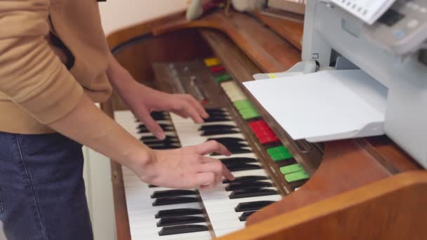 Guy trying to play the organ — ストック動画