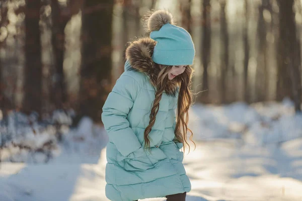 Ragazza in giacca e cappello turchese — Foto Stock