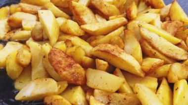 Patatesler tabakta kızarır.