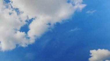 Bulutlu gökyüzü zaman ayarlı