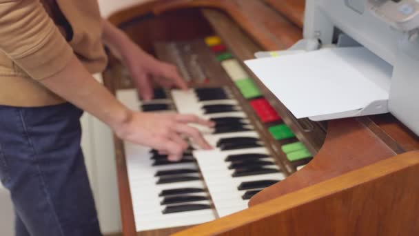Facet próbuje grać na organach — Wideo stockowe