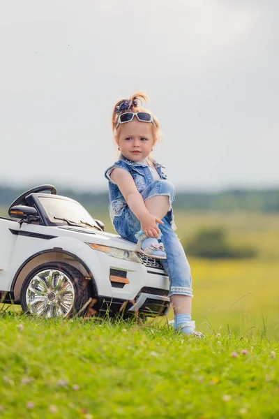 Meisje in zonnebril staat in de buurt van de auto — Stockfoto