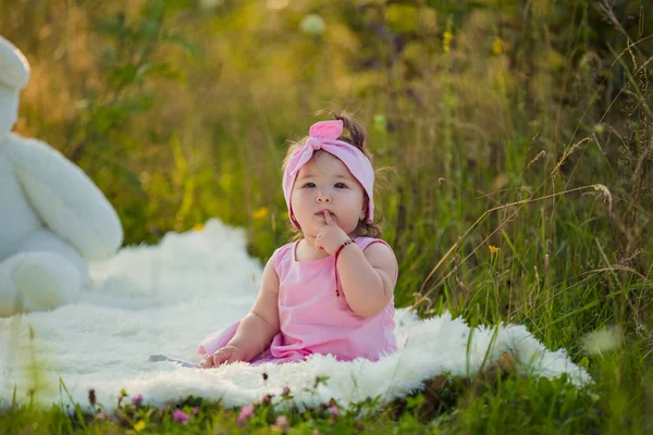 Child sitting on a blanket — ストック写真