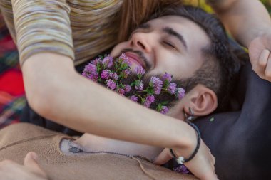 Sakalını çiçekli adam