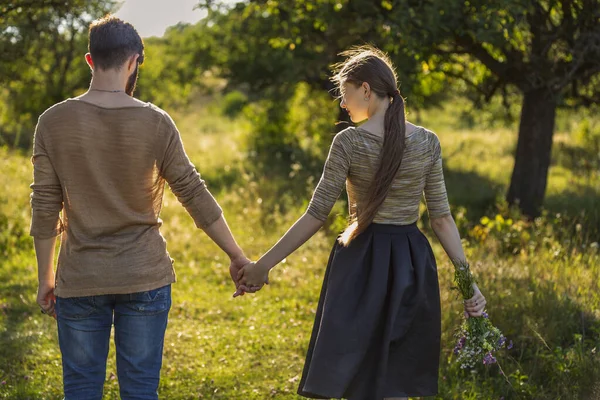 Jong koppel wandelen in de natuur — Stockfoto