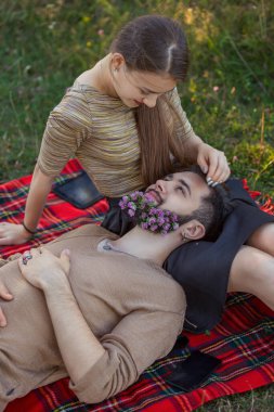 Sakalını çiçekli adam