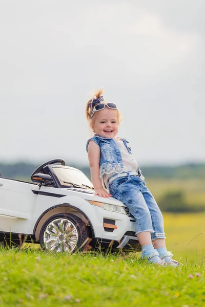 Meisje in zonnebril staat in de buurt van de auto — Stockfoto