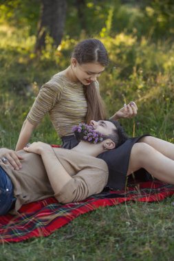 Sakalını çiçekli adam