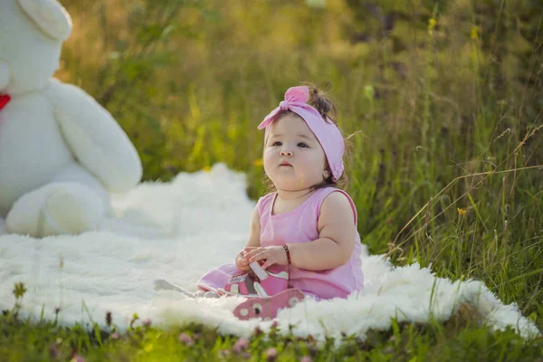 Çocuk battaniyeye oturuyor.