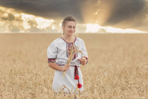 Дівчина у вишиванці на пшеничному полі — стокове фото