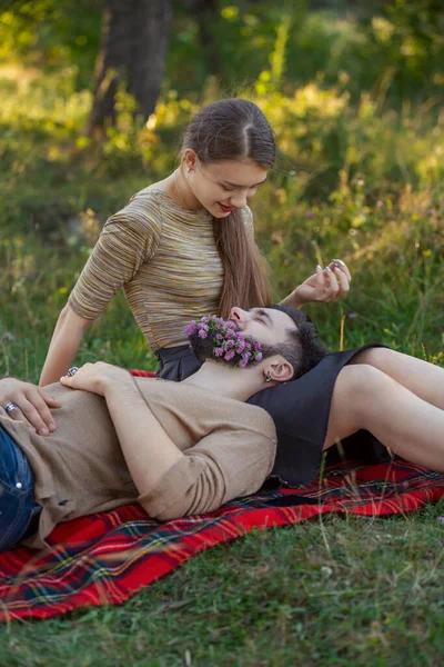 Hombre con flores en la barba —  Fotos de Stock