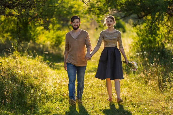 Junges Paar spaziert in der Natur — Stockfoto