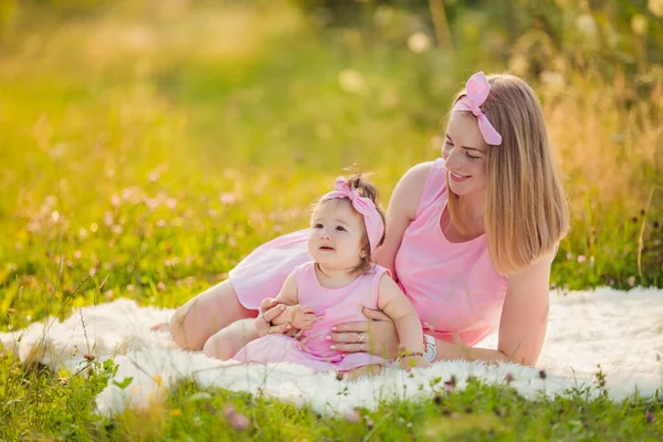 Мать и дочь в розовых платьях — стоковое фото