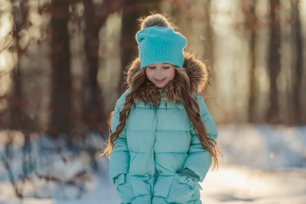 Menina em uma jaqueta turquesa e chapéu — Fotografia de Stock