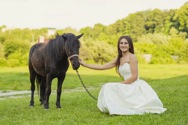 Chica al lado de pony — Foto de Stock