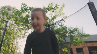 Çocuklar trambolinde zıplar