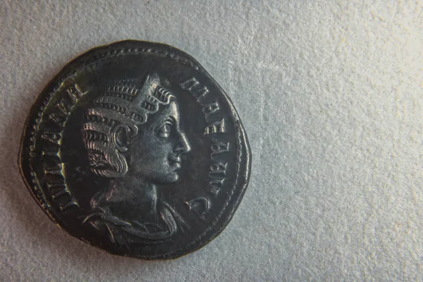 Stará římská mince na bílém papíru — Stock fotografie