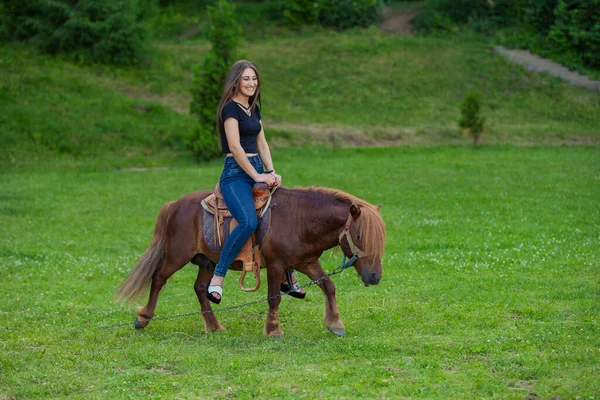 Chica montando un pony —  Fotos de Stock