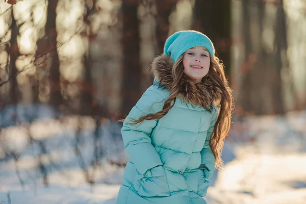 Lycklig flicka i vinterskogen — Stockfoto