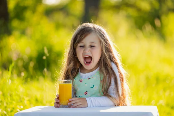 Meisje met een glas sinaasappelsap — Stockfoto