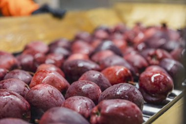 Girişime daha fazla ayırmak için elma taşıyorum.