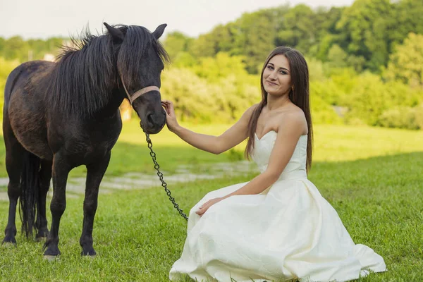 Chica al lado de pony —  Fotos de Stock