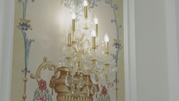 Large chandelier with lots of light bulbs — Vídeo de stock