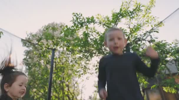 Çocuklar trambolinde zıplar — Stok video