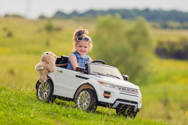 Mädchen fährt auf dem Rasen — Stockfoto