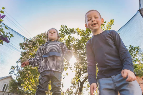 Dzieci dobrze się bawią skacząc na trampolinie — Zdjęcie stockowe