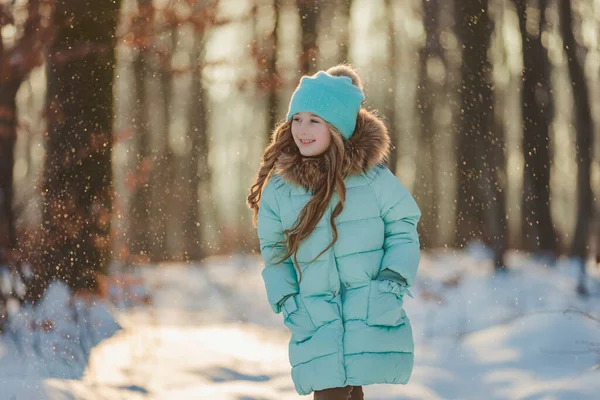 Happy girl in winter forest — Stock Photo, Image