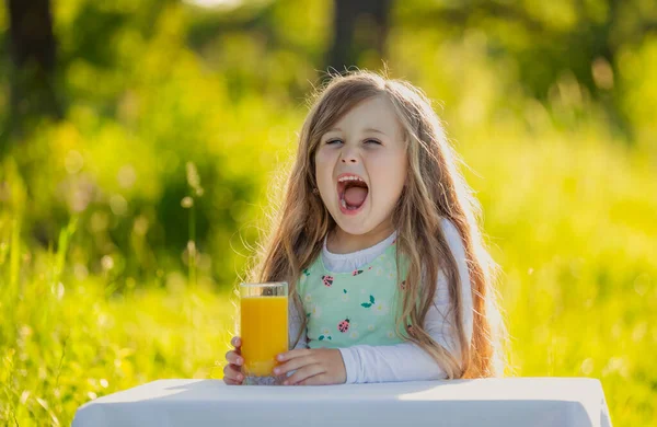 Meisje met een glas sinaasappelsap — Stockfoto