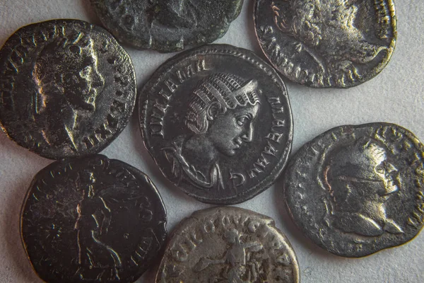 Vecchie monete romane isolate su sfondo bianco — Foto Stock