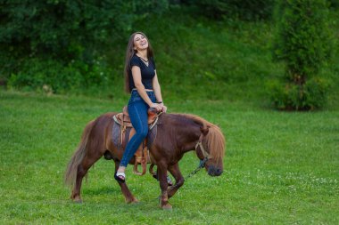 Kız bir midilli sürme