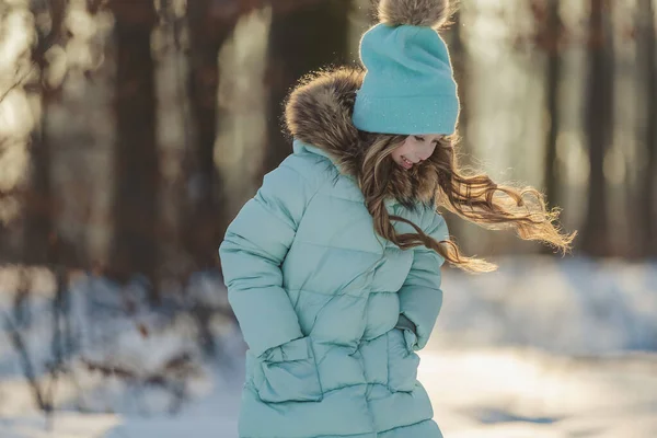 Happy girl in winter forest — Stock Photo, Image