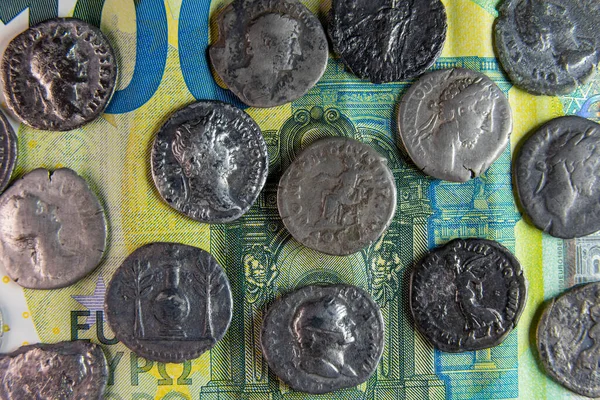 Monedas romanas antiguas en el billete stoev moderno —  Fotos de Stock