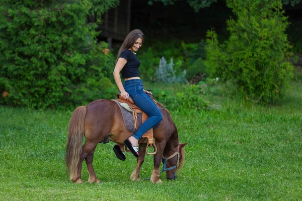 Chica montando un pony —  Fotos de Stock