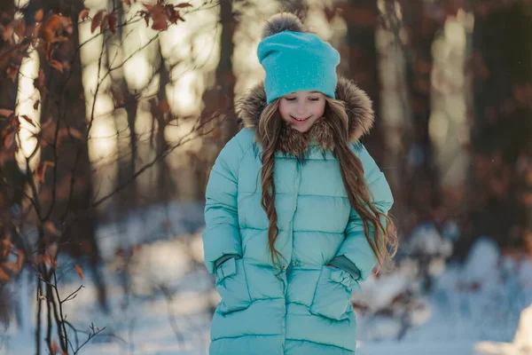 Šťastná dívka v zimním lese — Stock fotografie