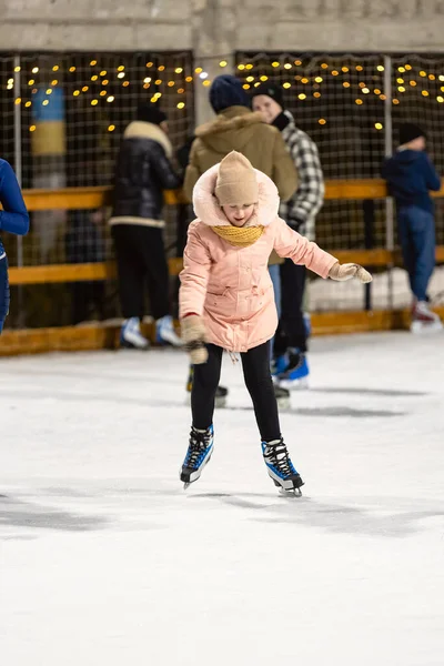 Ragazza pattinaggio su ghiaccio — Foto Stock