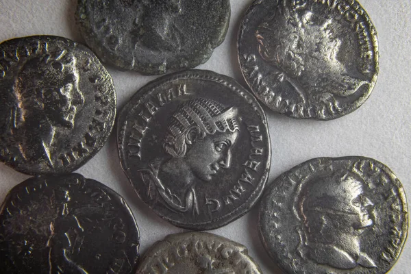 Старые римские монеты изолированы на белом фоне — стоковое фото