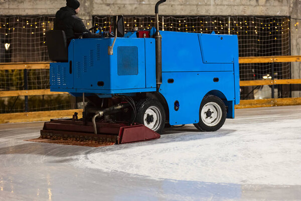 машина для выравнивания льда