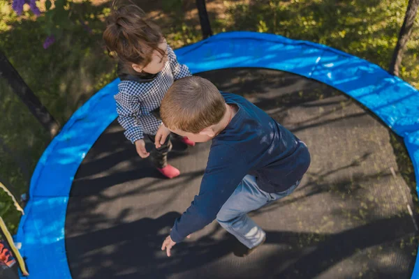 Children jump on the trampoline — Stockfoto