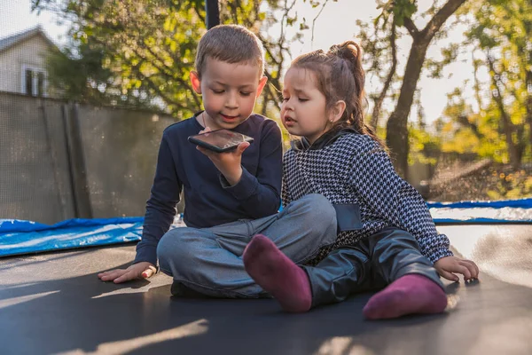 Dzieci patrzą na telefon. — Zdjęcie stockowe