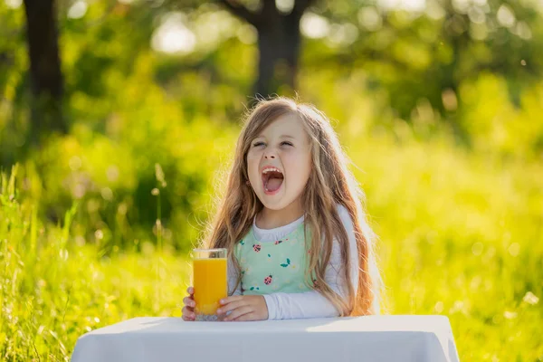 Meisje met een glas sinaasappelsap — Stockfoto