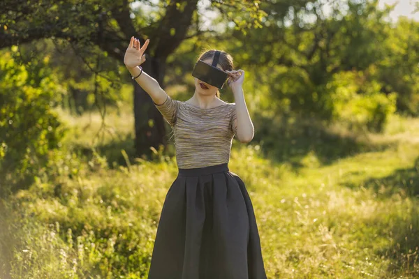 Ragazza con gadget realtà virtuale — Foto Stock