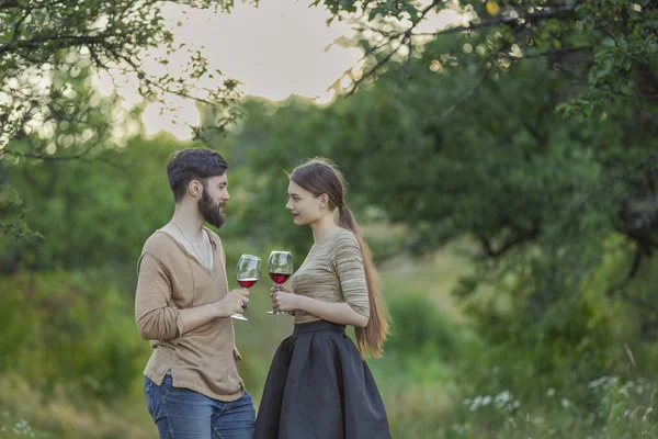 Jeune couple boire debout boire du vin à partir de verres — Photo