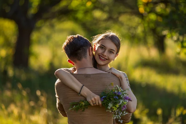 Młoda para przytulanie w przyrodzie — Zdjęcie stockowe