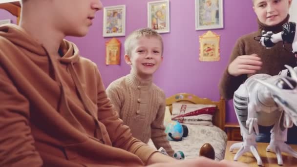 Crianças brincando com robôs de brinquedo — Vídeo de Stock