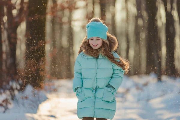 Счастливая девушка в зимнем лесу — стоковое фото